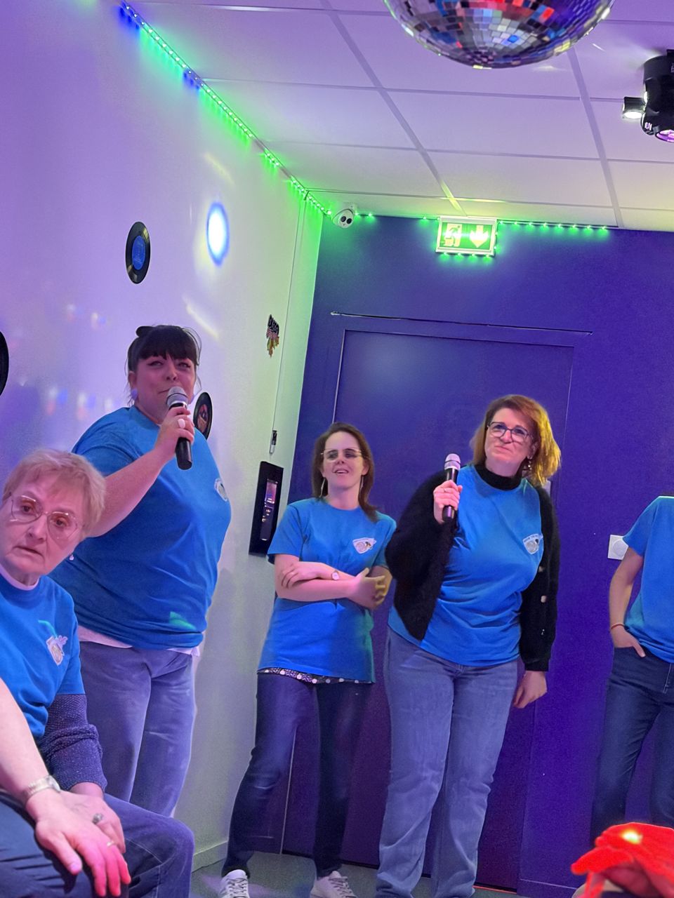 Ambiance festive dans une salle de karaoké chez Team Square
