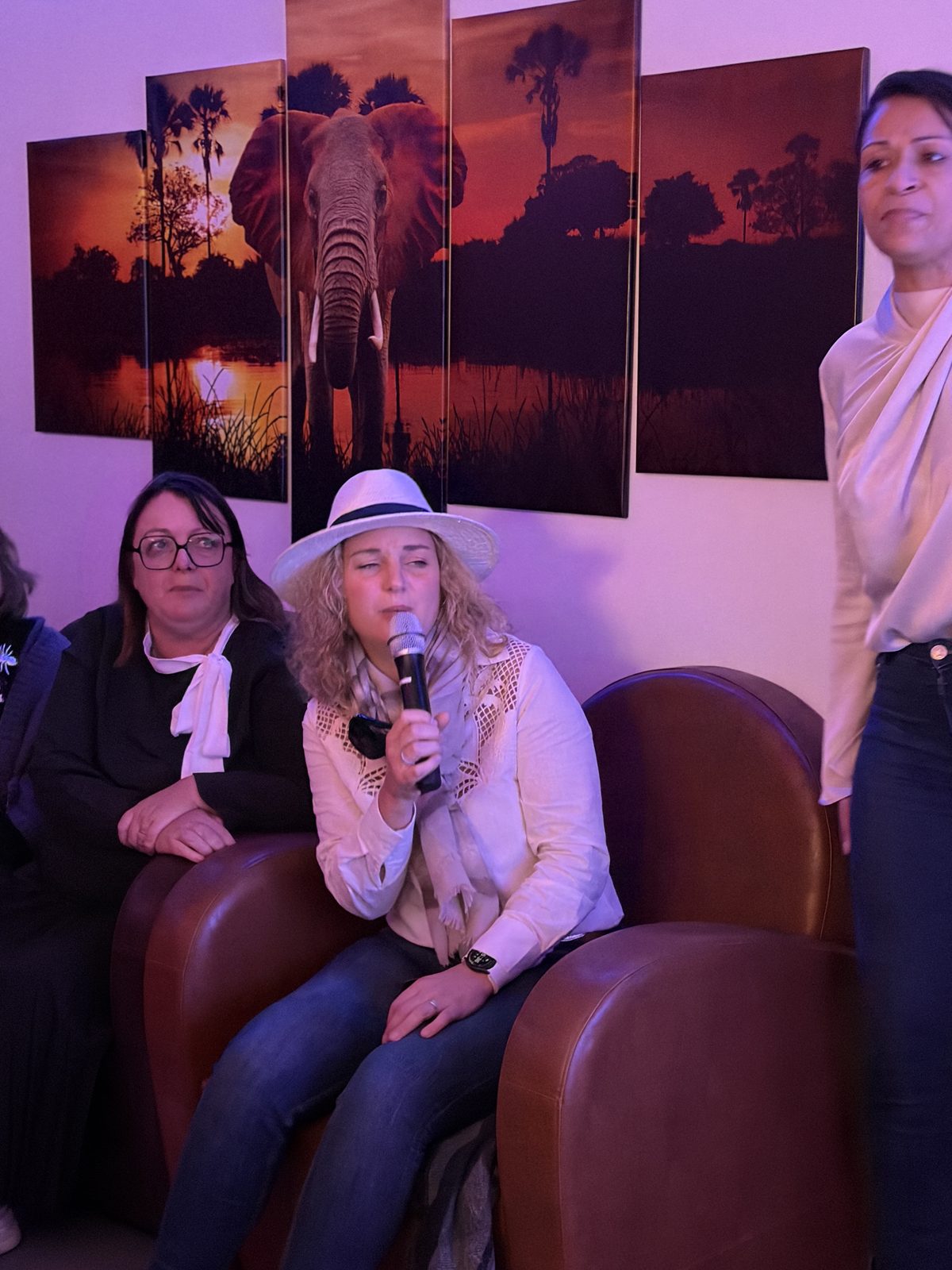 Une collaboratrice chante en solo lors d'une session karaoké professionnelle chez Team Square